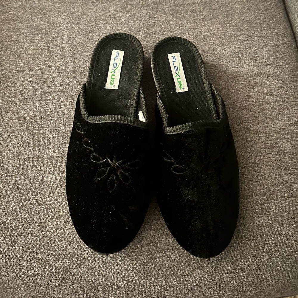 Flexus Women's Black Flats size 8 1/2